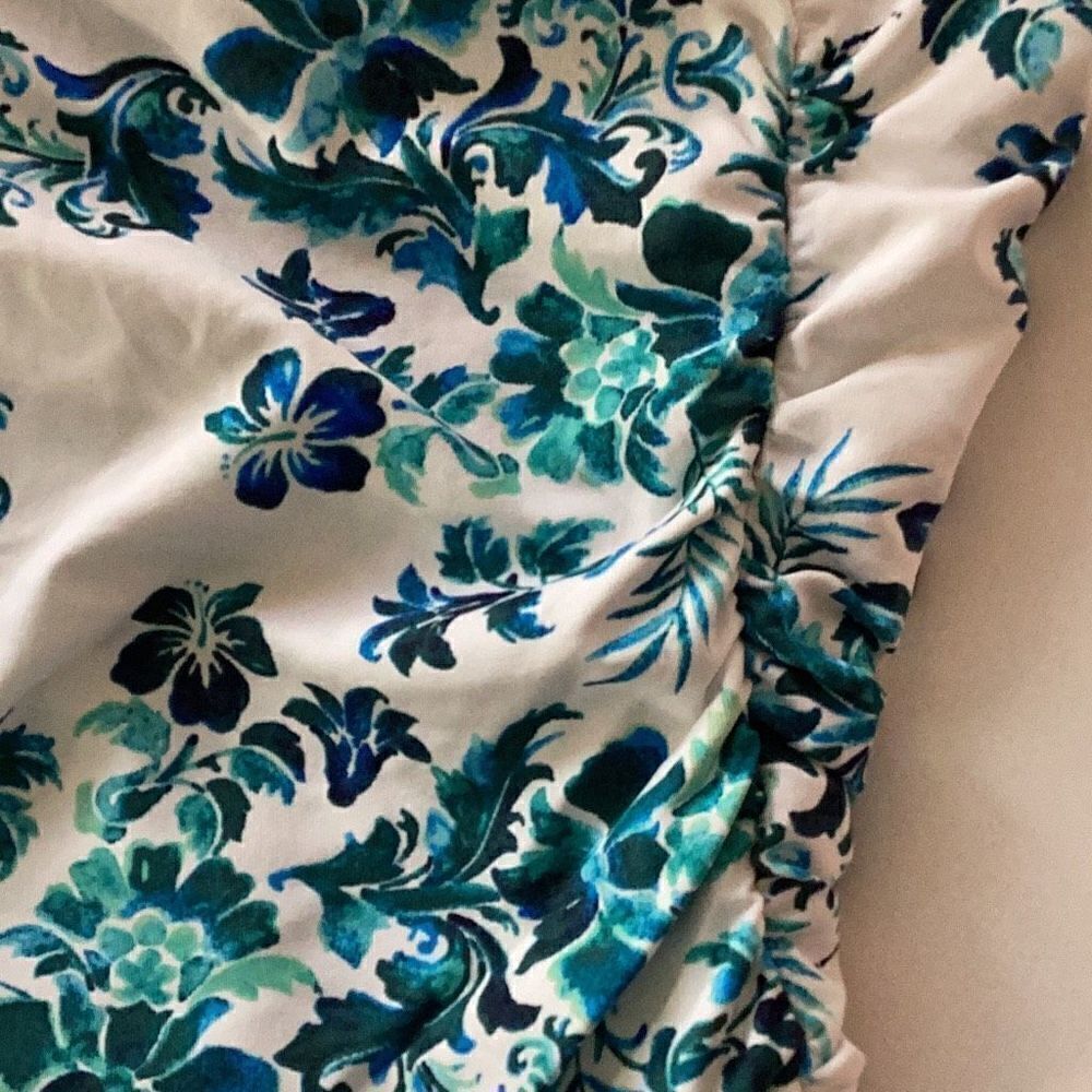 New. Tommy Bahama blue print swimsuit. MSRP $119. Size 4 - Picture 8 of 8